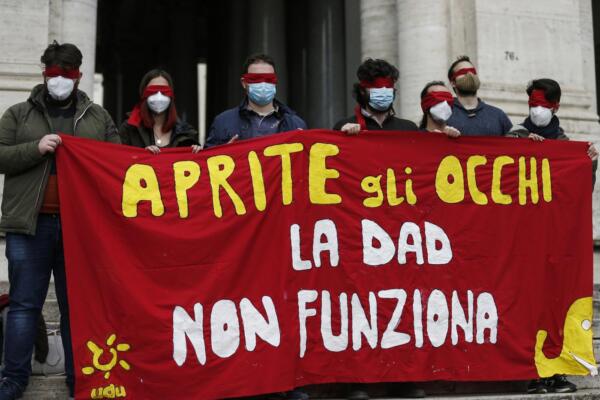 Studentessa bendata, flashmob al Ministero dell’Istruzione contro la DAD