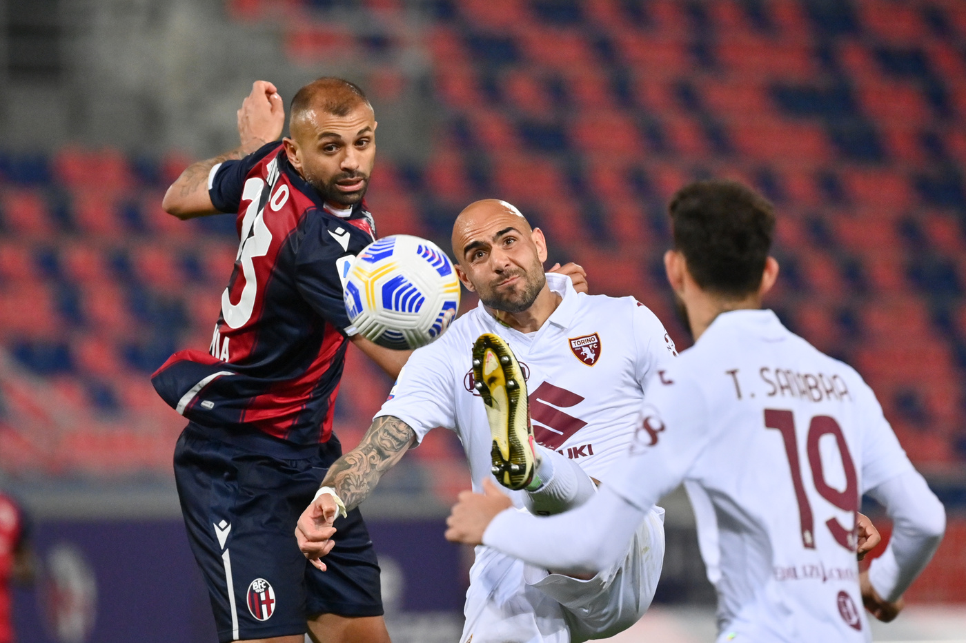 Serie A, botta e risposta Barrow-Mandragora: Bologna-Toro 1-1