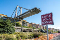 Sopralluogo al limite della zona rossa sotto il Ponte Morandi a Genova