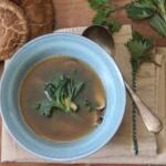 Earth Day soup con ortiche e funghi shitake