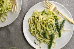 Linguine con pesto di asparagi