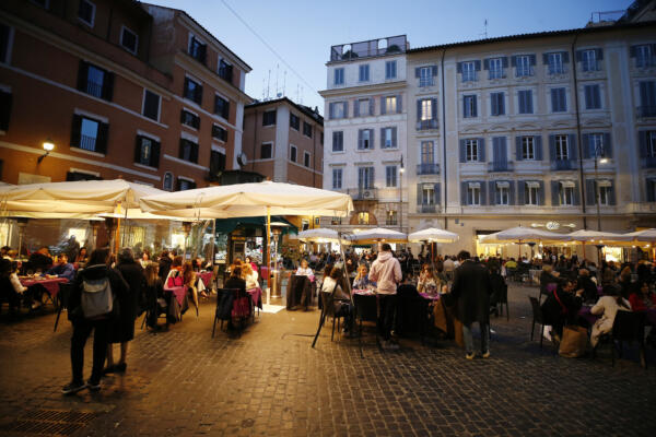 aperitivo in piazza San Lorenzo in Lucina