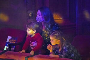 Londra, il principe William e Kate portano George, Charlotte e Louis a teatro