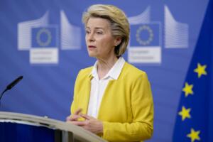 Ursula von der Leyen parla ai media sugli sviluppi della vaccinazione Covid-19