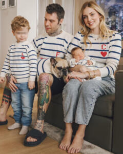 Chiara Ferragni con il marito Fedez, il primogenito Leone, la neonata Vittoria e la fedellissima bulldog francese Mathilda