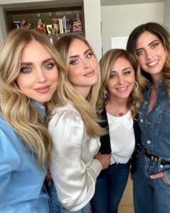 Chiara Ferragni con le sorelle Valentina e Francesca, tra di loro la madre Marina Di Guardo