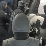 Space X, l’ingresso degli astronauti nel Crew Dragon 2: pronti al countdown