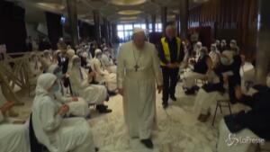 il Papa visita i senzatetto prima del vaccino
