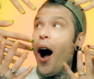 Fedez con la sua collezione di smalti