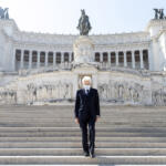 25 aprile, Mattarella all’Altare della Patria un anno dopo: “Rimanere uniti ora più che mai”