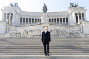 25 Aprile 2020, Sergio Mattarella depone una corona d’alloro sulla Tomba del Milite Ignoto