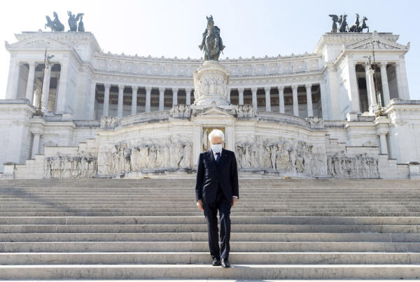 25 Aprile 2020, Sergio Mattarella depone una corona d’alloro sulla Tomba del Milite Ignoto