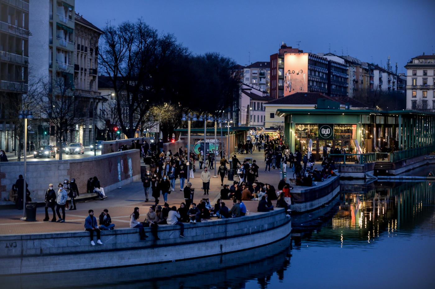 Covid, da lunedì le riaperture: allerta assembramenti nelle città