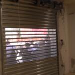 Negozio distrutto da bomba carta a Napoli, in centinaia al Flash Mob ‘Siamo tutti Bianca’