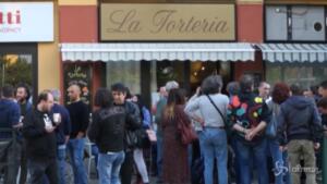 folla all'ora dell'aperitivo