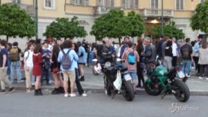 folla all'ora dell'aperitivo