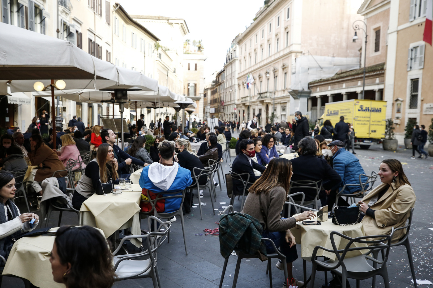 L’Italia pronta a ripartire da lunedì: già oggi folla in centro a Roma e Napoli