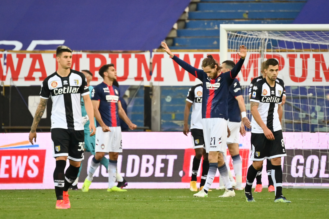 Serie A, orgoglio Crotone: espugna 4-3 Tardini e condanna il Parma