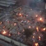 Covid, India in ginocchio: forni crematori a cielo aperto improvvisati