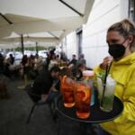 Covid, l’Italia riparte con riaperture ‘dimezzate’: proteste sul coprifuoco
