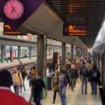 Riaperture e mezzi pubblici, folla di pendolari a Milano e Roma