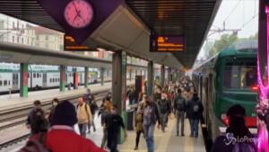 folla di pendolari a Milano e Roma