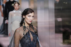 Bella Hadid alla sfilata a porte chiuse di Fendi, 2021