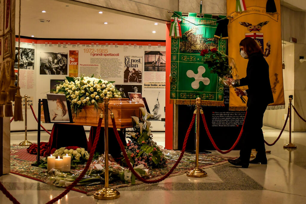 Galleria foto 'Addio a Milva, la camera ardente a Milano presso il Piccolo Teatro Strehler | LE IMMAGINI' - foto 8