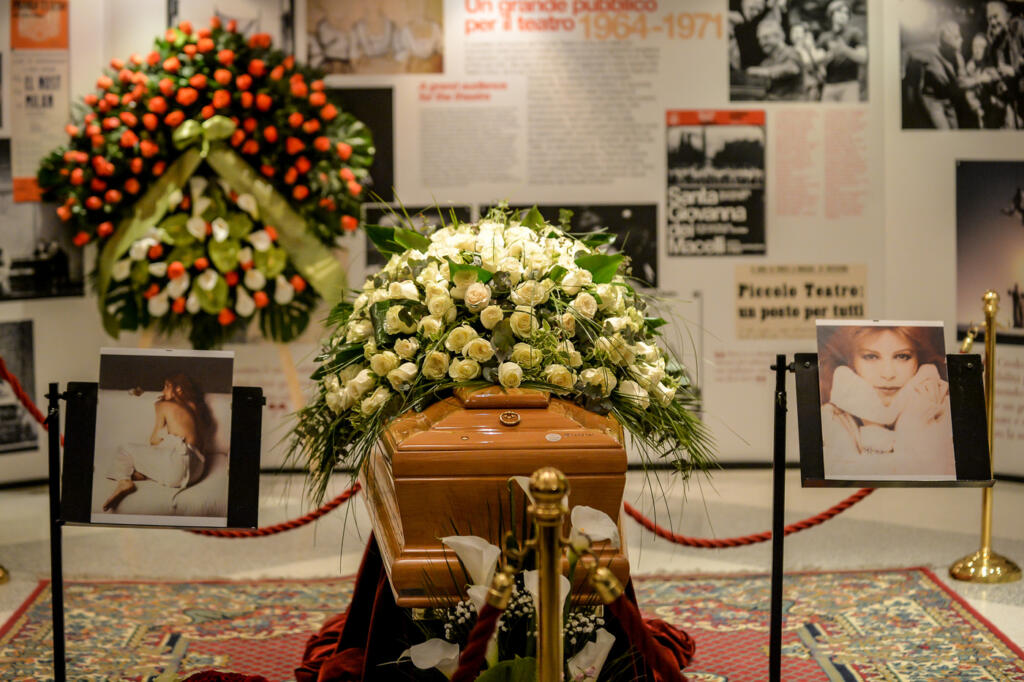 Galleria foto 'Addio a Milva, la camera ardente a Milano presso il Piccolo Teatro Strehler | LE IMMAGINI' - foto 5
