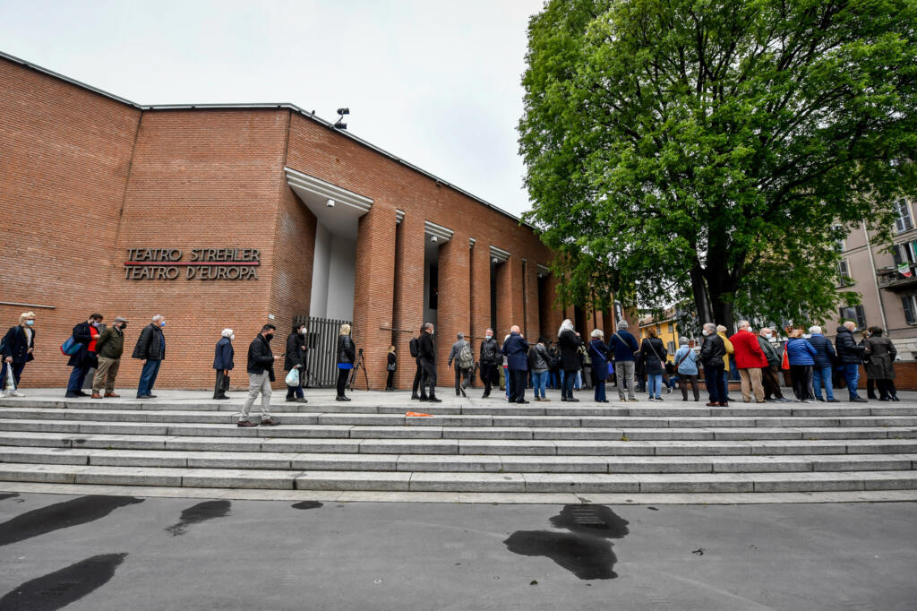 Galleria foto 'Addio a Milva, la camera ardente a Milano presso il Piccolo Teatro Strehler | LE IMMAGINI' - foto 10