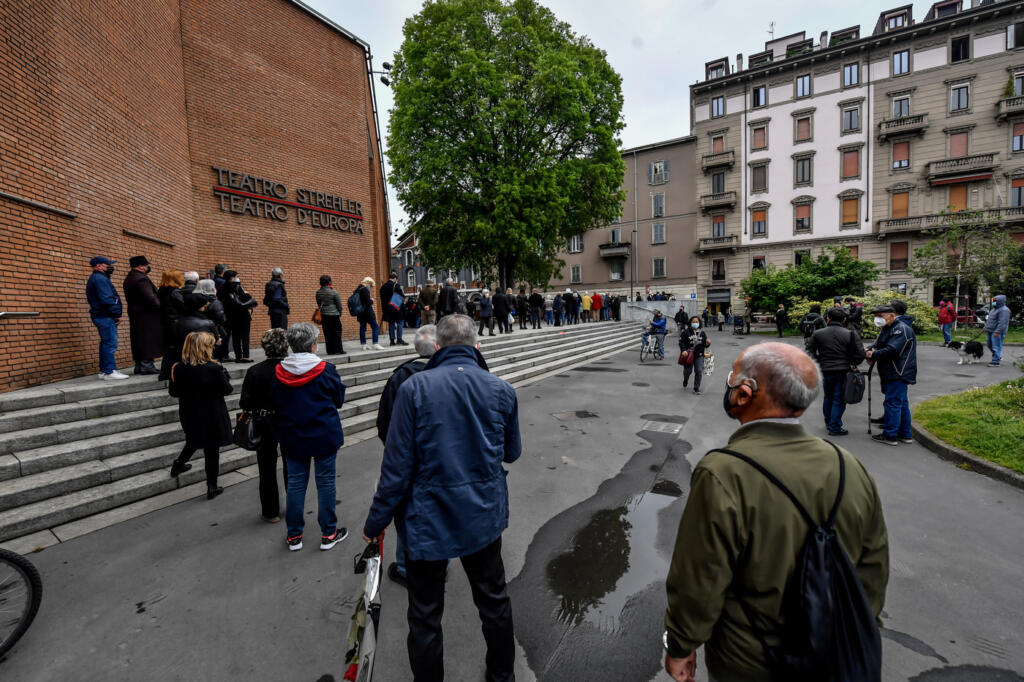 Galleria foto 'Addio a Milva, la camera ardente a Milano presso il Piccolo Teatro Strehler | LE IMMAGINI' - foto 7