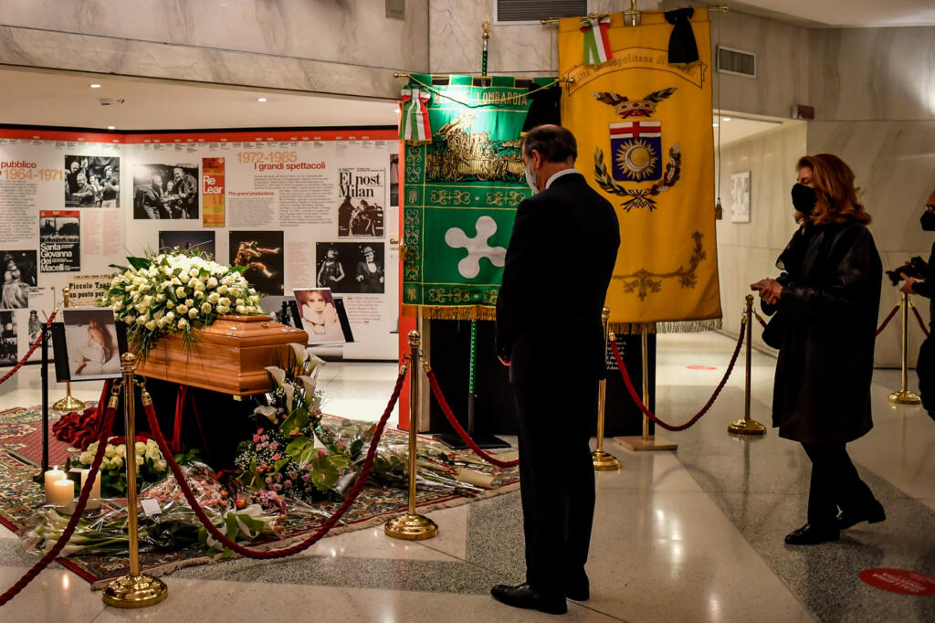 Galleria foto 'Addio a Milva, la camera ardente a Milano presso il Piccolo Teatro Strehler | LE IMMAGINI' - foto 6