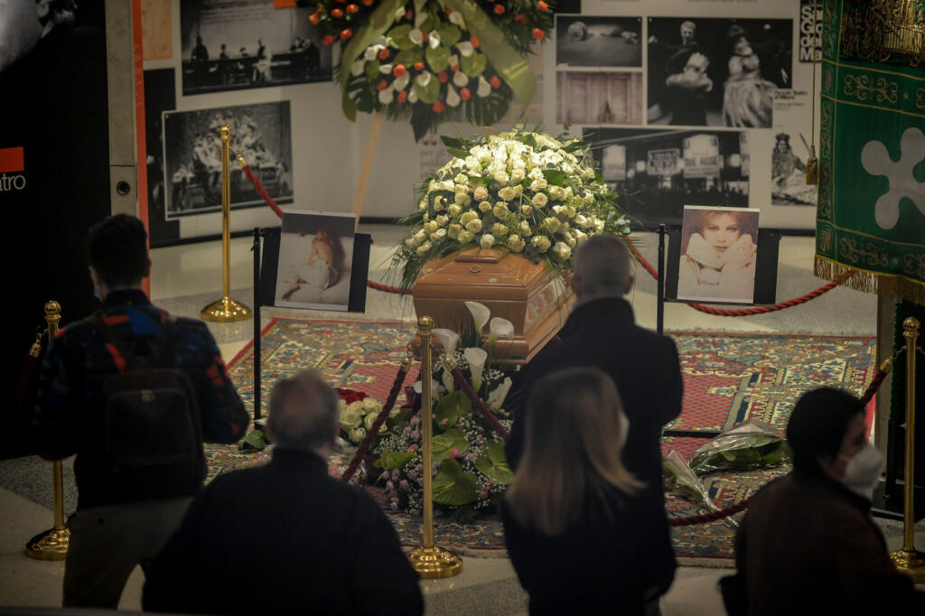 Galleria foto 'Addio a Milva, la camera ardente a Milano presso il Piccolo Teatro Strehler | LE IMMAGINI' - foto 3
