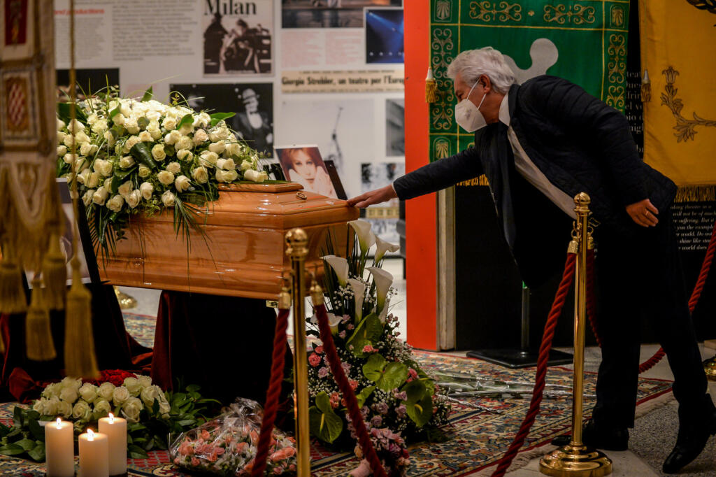 Galleria foto 'Addio a Milva, la camera ardente a Milano presso il Piccolo Teatro Strehler | LE IMMAGINI' - foto 4