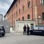 Milano, 15enne precipita da secondo piano a scuola: grave