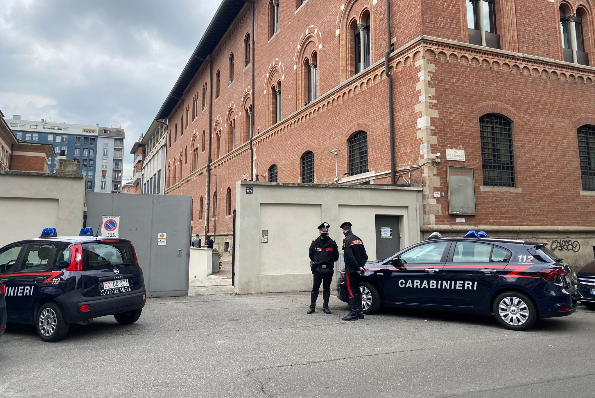 Milano, 15enne precipita da secondo piano a scuola: grave