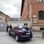 Milano, 15enne precipita dal secondo piano
