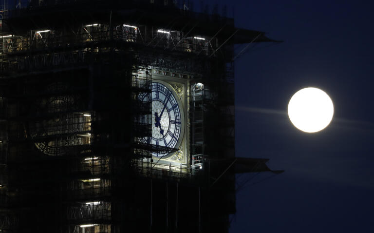 Britain prima Superluna rosa del 2021
