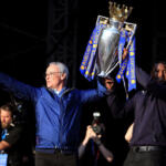 Claudio Ranieri con Wes Morgan vanno in parata sull'autobus