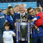 Claudio Ranieri festeggia con il trofeo della Barclays Premier League.