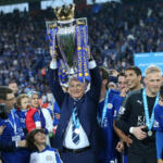 Wes Morgan e Claudio Ranieri alzano il trofeo