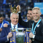 Claudio Ranieri alza il trofeo mentre la squadra festeggia la vittoria della Barclays