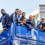 La squadra del Leicester City sull'autobus durante la parata di festeggiamento.