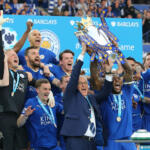 Claudio Ranieri alza il trofeo