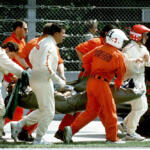 Il corpo di Ayrton Senna viene estratto dalla Williams dopo il violento impatto