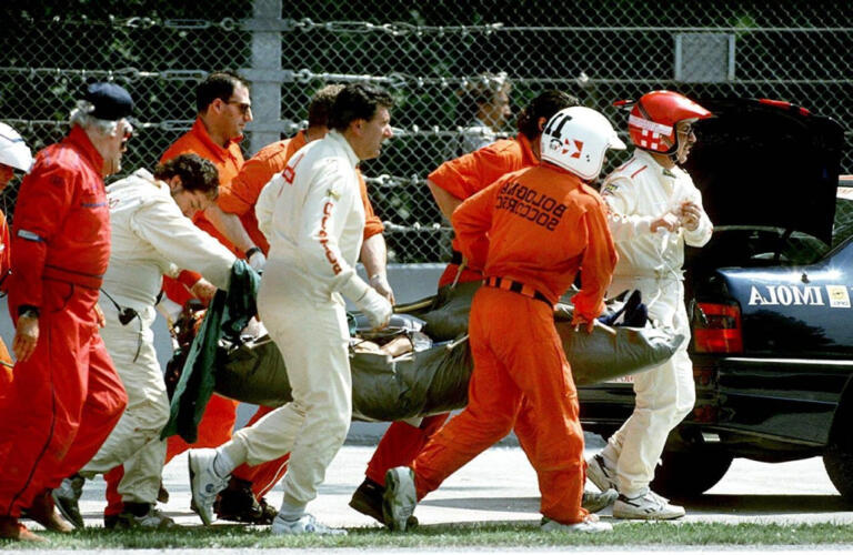 Il corpo di Ayrton Senna viene estratto dalla Williams dopo il violento impatto