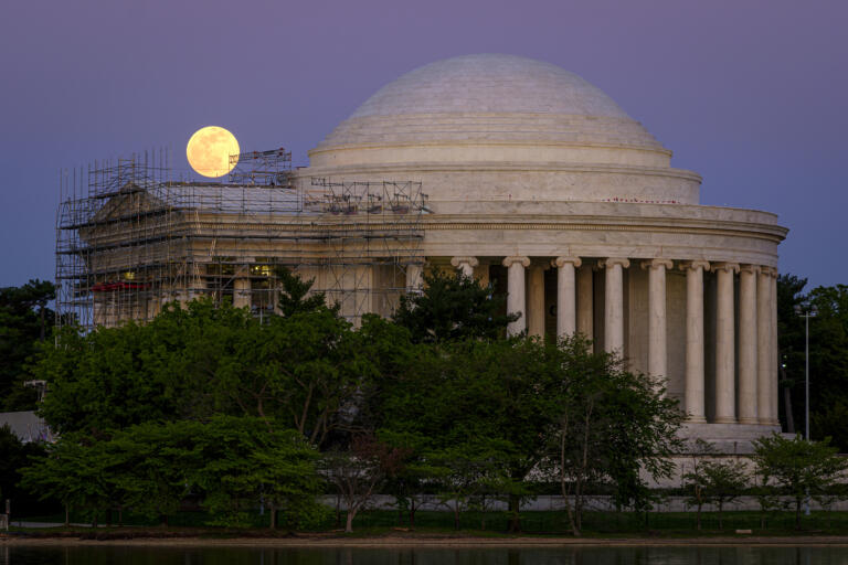 Le foto dal mondo della prima Superluna rosa del 2021