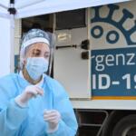 Covid, altri 372 morti: tasso al 3,4%, in calo ricoveri. Dramma India: arrivano i primi aiuti
