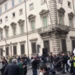 Alitalia, la protesta arriva sotto le finestre dell’ufficio di Draghi