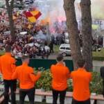 Europa League, i tifosi della Roma caricano la squadra prima della partenza per Manchester